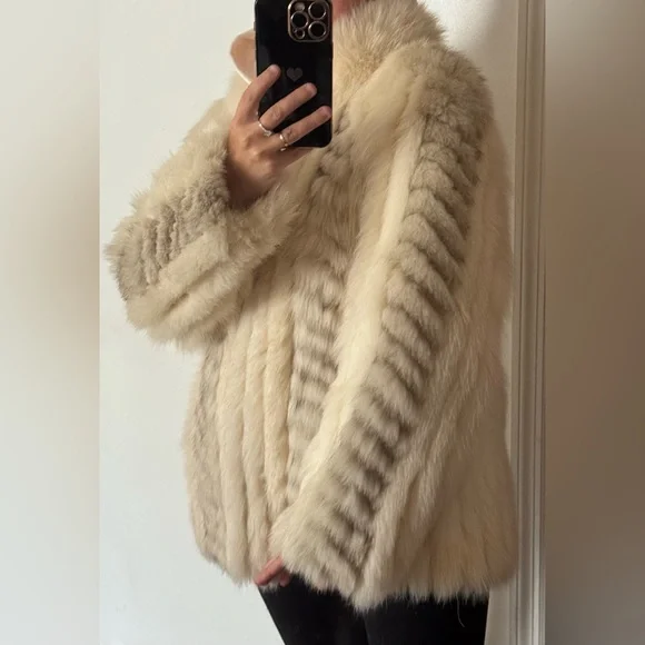 Elegant White silver blue white Fox Fur Coat - Picture 9 of 16
